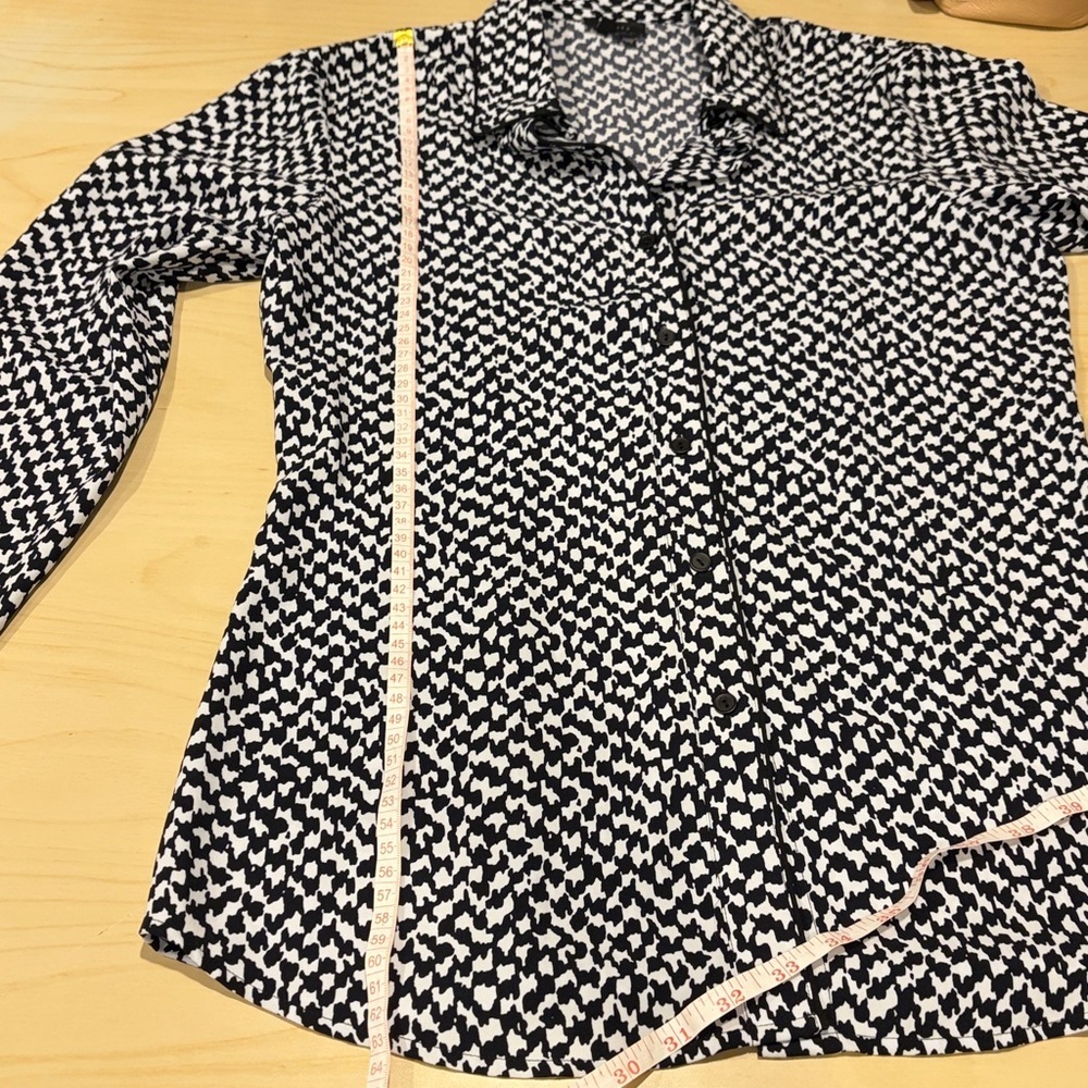 Theory Silk Printed Button-Front Long Sleeve Blouse in Black/White (Size S) - Picture 7 of 8
